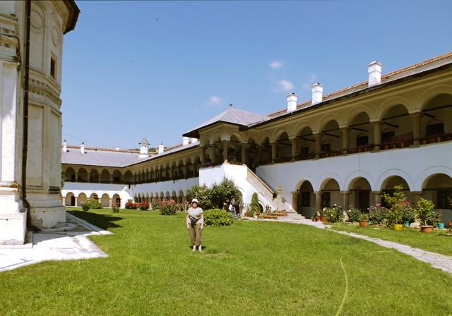 Curtea interioară cu pridvor și arcade a Mănăstirii Hurezi, patrimoniu UNESCO